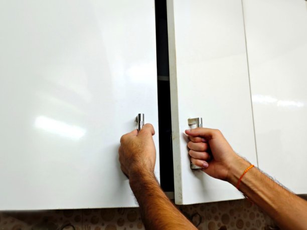 男性用双手打开厨房的橱柜图片下载