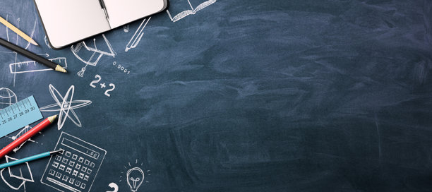 带黑板、笔记本和学习用品的返校概念。三维渲染图片下载