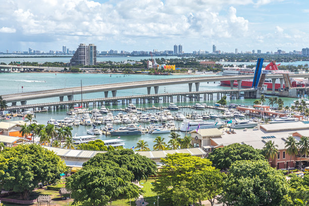 2014年9月10日，Bay在迈阿密市中心。图片下载