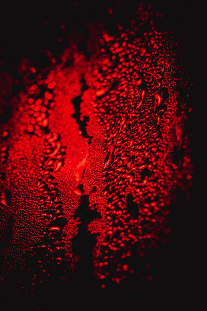 极端的近距离照片的水滴创造一个喜怒无常的抽象纹理。背景，纹理，充满活力，令人毛骨悚然，共鸣。图片下载