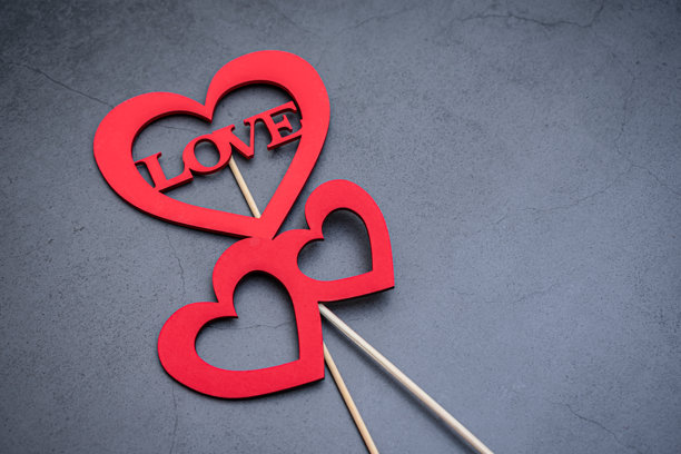 心形的牌子上写着“爱”图片下载