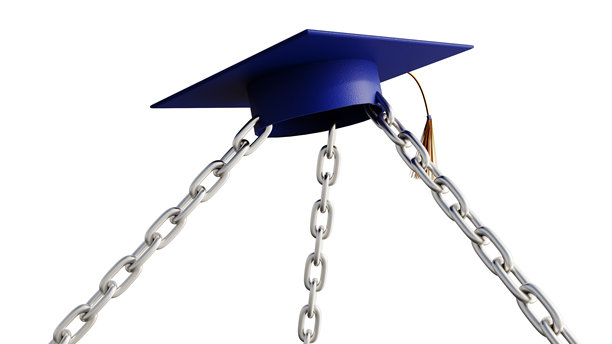 白色背景上，一顶被链子锁住的毕业帽图片下载