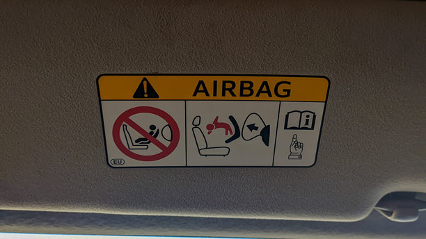 安全气囊警告标志，旨在减少车辆颠簸的影响，有助于减少对成人或儿童的严重伤害。印度尼西亚泗水- 2023年5月图片下载