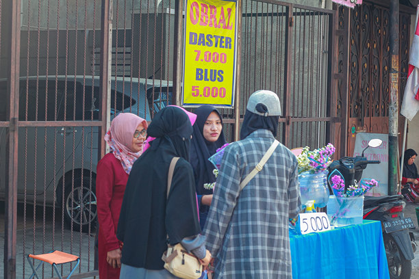 顾客在插花小贩处购买插花图片下载