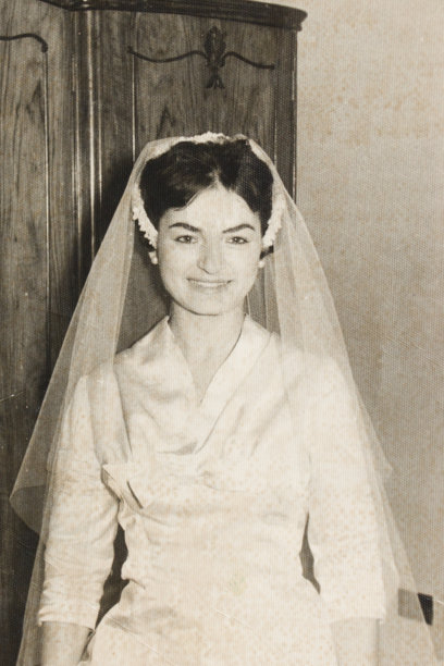 一个女人穿着白色婚纱微笑的黑白老照片图片下载