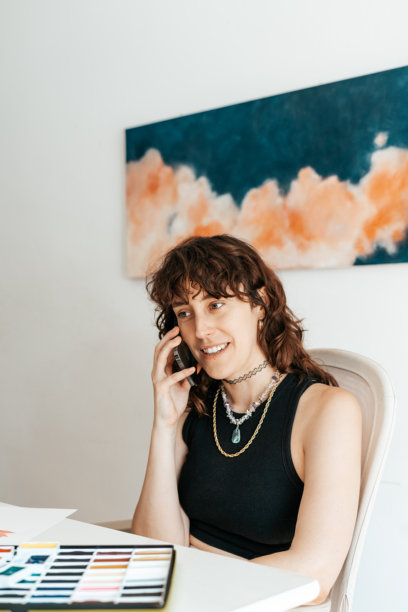 女艺术家在用他的智能手机图片下载