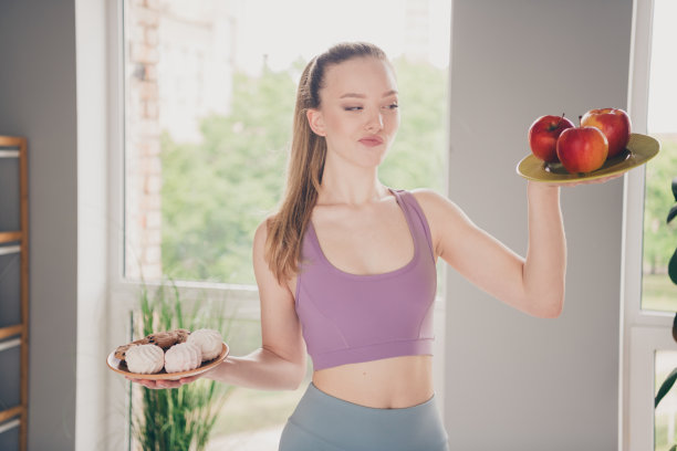 可爱的运动活跃的女孩拿着盘子减肥节食吃健康的食物在家室内的照片图片下载