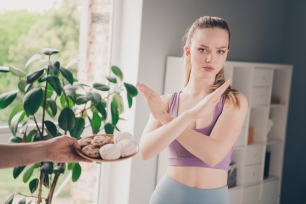 照片可爱可爱自信的女孩减肥节食拒绝不健康的食物抱臂回家在室内图片下载