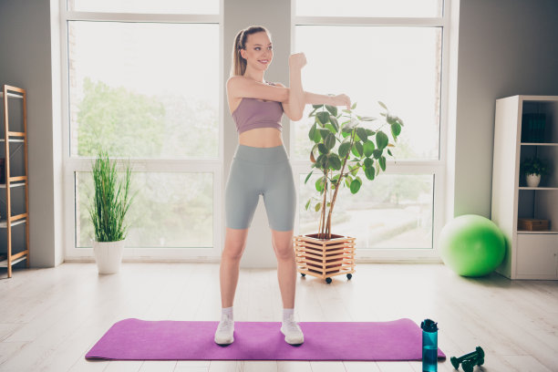 照片可爱可爱的运动活跃的女孩在家里训练做体育锻炼房子在室内图片下载
