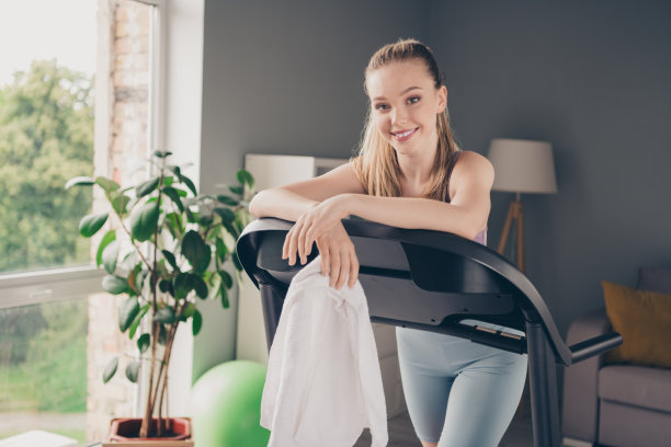 照片的运动积极的精力充沛的女孩在家里训练有氧运动激烈的制度，脂肪燃烧在室内图片下载