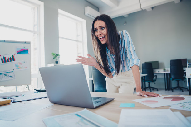 照片聪明的女性愤怒的尖叫责骂老板视频通话穿条纹正装舒适的现代办公室室内室内工作空间图片下载