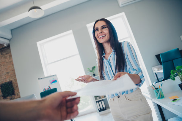 聪明的首席女照片汇报简历秘书穿着条纹正装舒适的现代办公室室内室内工作空间图片下载