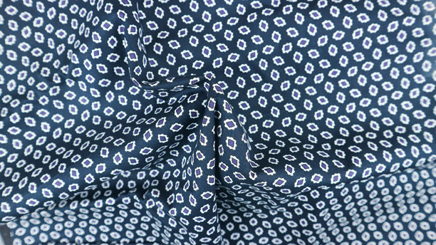 一种传统的印尼织物，即蜡染布，具有独特和不同的图案图片下载