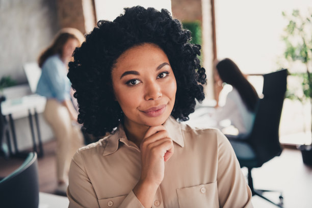 体贴的老板女孩团队合作的照片年轻人一起工作成功的商务会议会议漂亮的创意光办公室图片下载