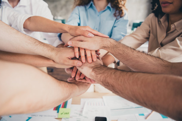 裁剪照片集团商业公司工人堆堆叠武器协议现代阁楼室内办公室室内图片下载