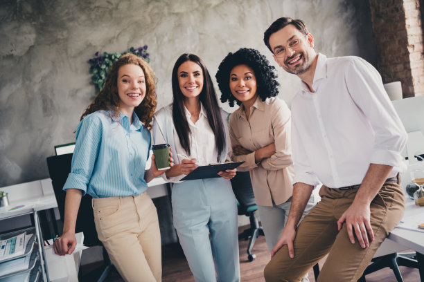 照片肖像微笑看相机团队合作年轻人一起工作成功的商务会议会议nice创意光办公室图片下载