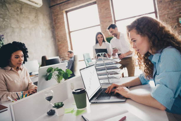 创建商业计划团队合作创业伙伴的照片年轻人一起工作会议会议漂亮舒适的光办公室图片下载