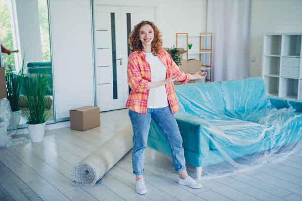 照片开朗积极可爱的女人买新公寓修复维修服务推荐室内家具图片下载