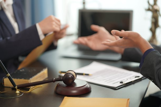 法官与律师法官在律师事务所、律师、合伙人或大律师中召开团队会议，讨论合同条款。特写照片图片下载