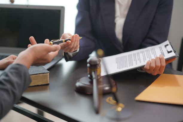 法官与律师法官在律师事务所、律师、合伙人或大律师中召开团队会议，讨论合同条款。特写照片图片下载