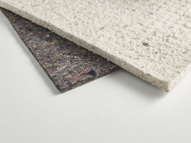 床褥上的海绵部分为孤立的白色背景。图片下载