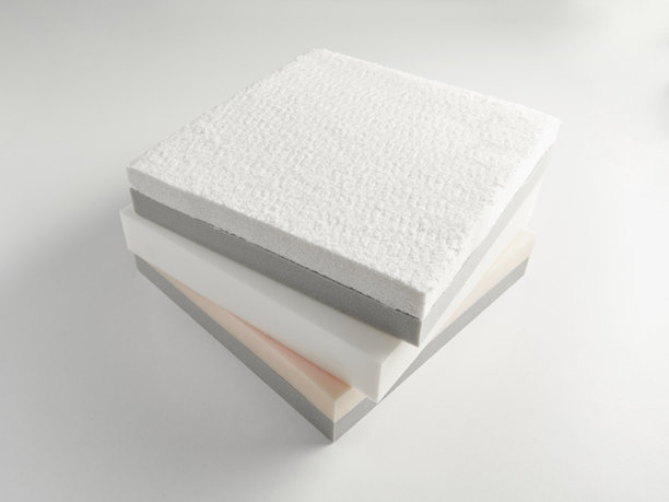 床褥上的海绵部分为孤立的白色背景。图片下载