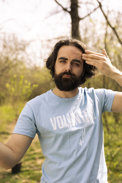 汗流浃背、疲惫不堪的男性活动人士参加社区服务活动的照片图片下载