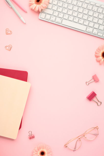平铺现代工作空间与办公用品粉红色的背景。横幅设计与教育，组织和创意工作空间相关的主题图片下载