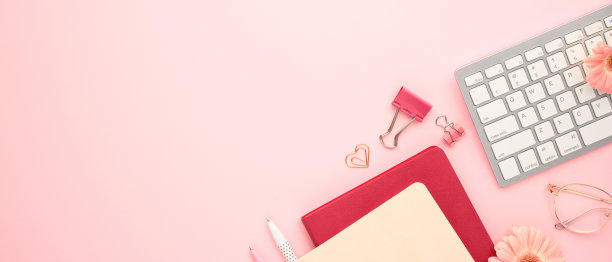 美学最小的工作空间与纸质笔记本，键盘，眼镜，夹在柔和的粉红色背景。平躺，俯视图图片下载