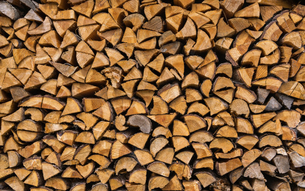 木桩，柴火堆成一堆。堆叠的劈开的原木。一堆准备过冬的原木。高质量的照片。背景，照片背景图片下载
