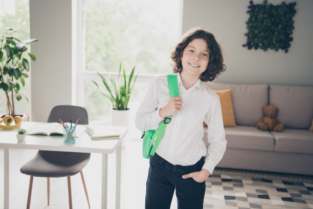 9月1日，穿着白衬衫的可爱小男孩上学的照片图片下载