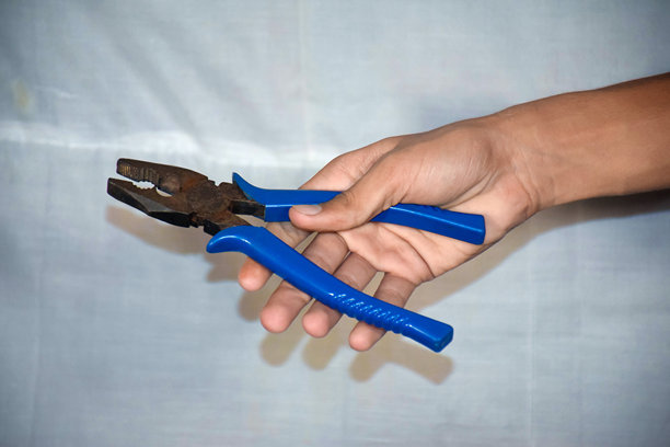 铁制金属夹紧和切割工具，钳子，人手中的钳子图片下载