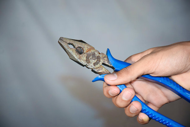 铁制金属夹紧和切割工具，钳子，人手中的钳子图片下载