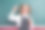 照片中可爱的小女生兴奋的点了起来，尤里卡穿着时尚的校服教室黑板背景图片下载