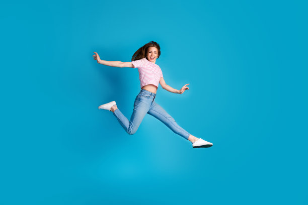 迷人的年轻女子全身照片匆忙黑色星期五穿着时尚的条纹粉红色衣服孤立的蓝色背景图片下载