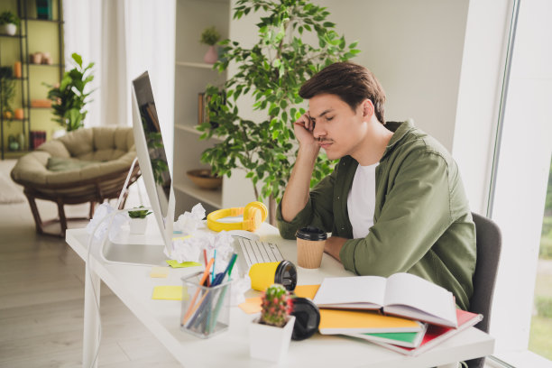 疲惫困倦的人没有工作想法的照片工作站工作空间在室内图片下载