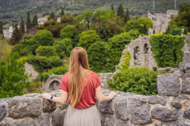 在黑山巴尔老城漫步的女游客图片下载