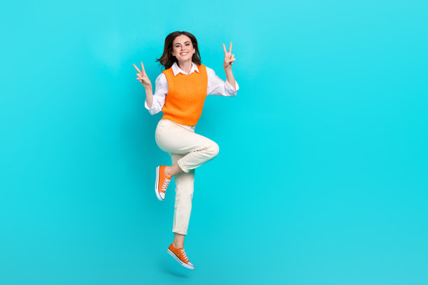 年轻成功女性的全身干部照片有影响力的办公室职员显示v字跳跃和平，每个人都孤立在青色背景图片下载