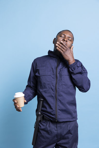 非裔美国安全人员在上完夜班后感到疲倦和打哈欠图片下载