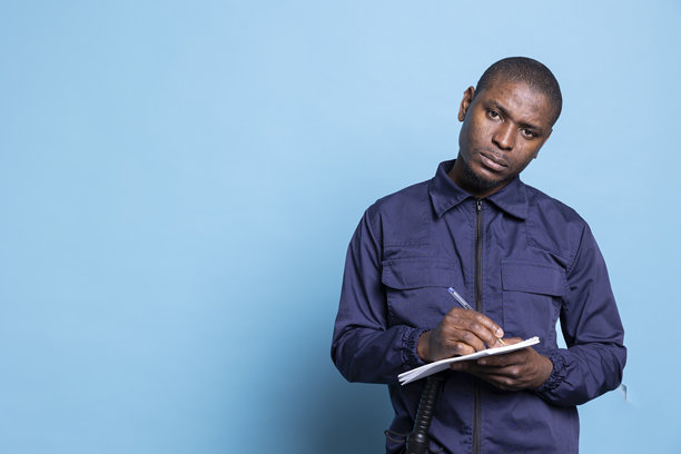 非裔美国安全官员在他的笔记本上记录信息图片下载