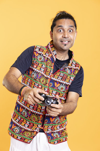 用手柄玩电子游戏的快乐男人的肖像图片下载