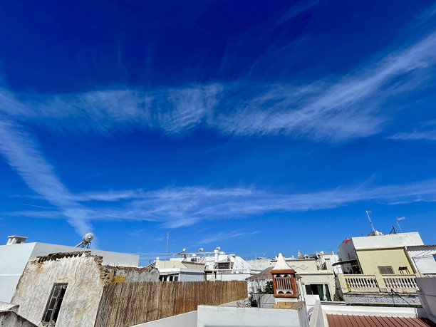 葡萄牙奥良：白色房屋与蓝色天空，奥良立方主义城市建筑的户外景观图片下载