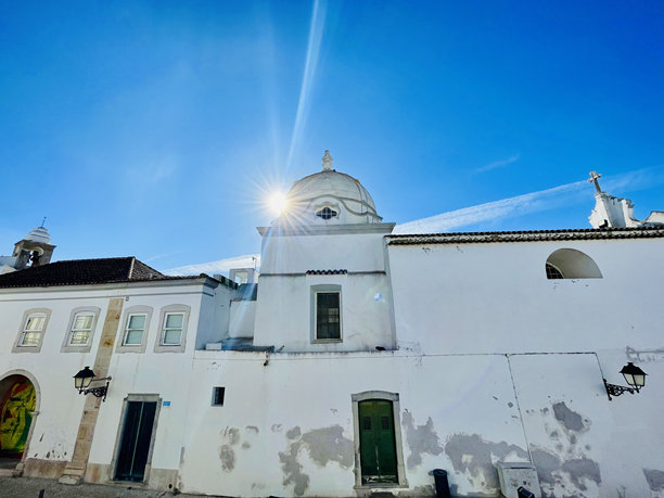 葡萄牙奥良：蓝天下的白色房子图片下载