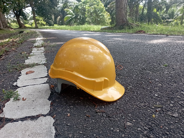 承包商工人的黄色头盔图片下载