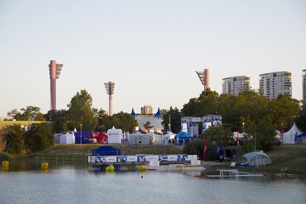 布拉迪斯拉发湖库查伊达公园和海滩夏季休闲活动健康生活方式绿色走廊清晰通道VIVO!购物中心金融区斯洛伐克中欧和东欧图片下载