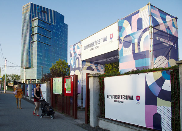 布拉迪斯拉发湖库查伊达公园和海滩夏季休闲活动健康生活方式绿色走廊清晰通道VIVO!购物中心金融区斯洛伐克中欧和东欧图片下载