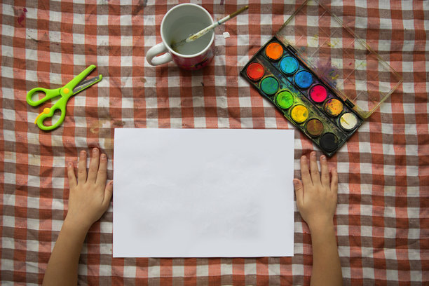 涂色活动和空白页。前视图。图片下载