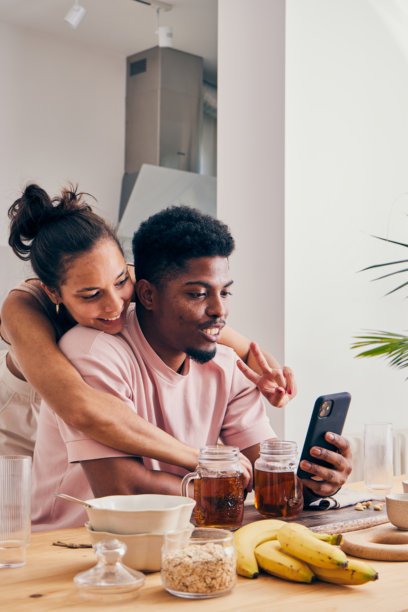 年轻夫妇使用智能手机图片下载
