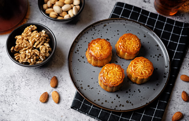 盘子里装着坚果的月饼图片下载