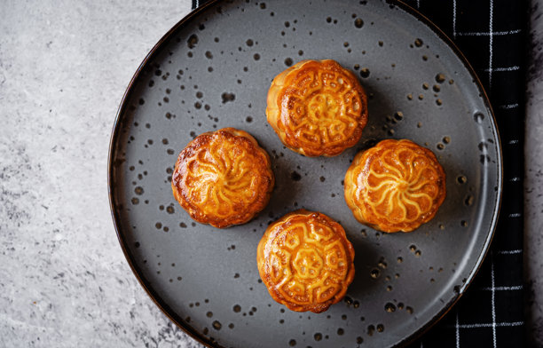 盘子里装着坚果的月饼图片下载